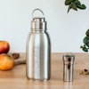 Dritter Produktbild Set Thermosflasche Friendly+ 700ml, Edelstahl, gravur Kirschbaum + Teesieb by Gaspajoe