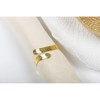 Secondo immagine del prodotto Set di 4 anelli portatovaglioli design scaglia dorata effetto incrociato by Aulica