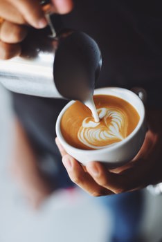 Il cappucino è schiumoso come al bar col frullino montalatte